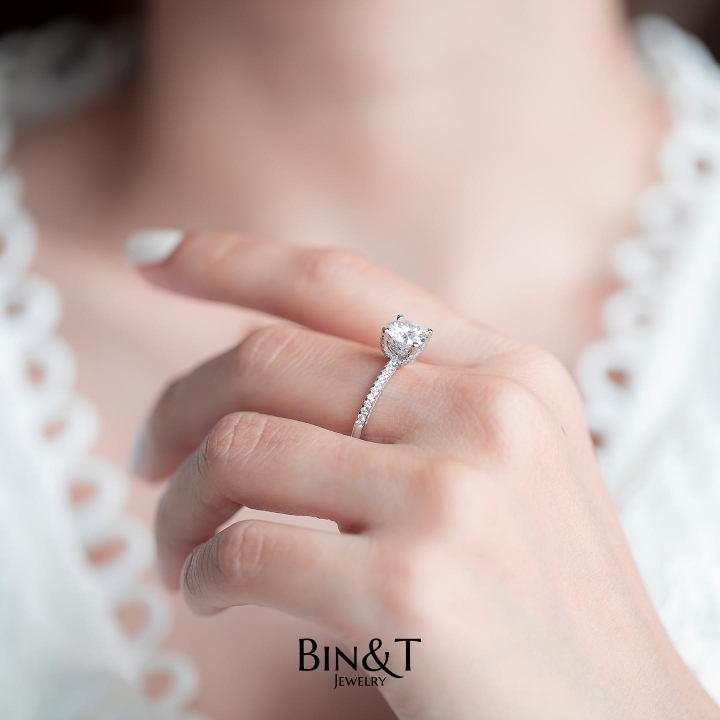 4-PRONG ROUND QUEEN RING
