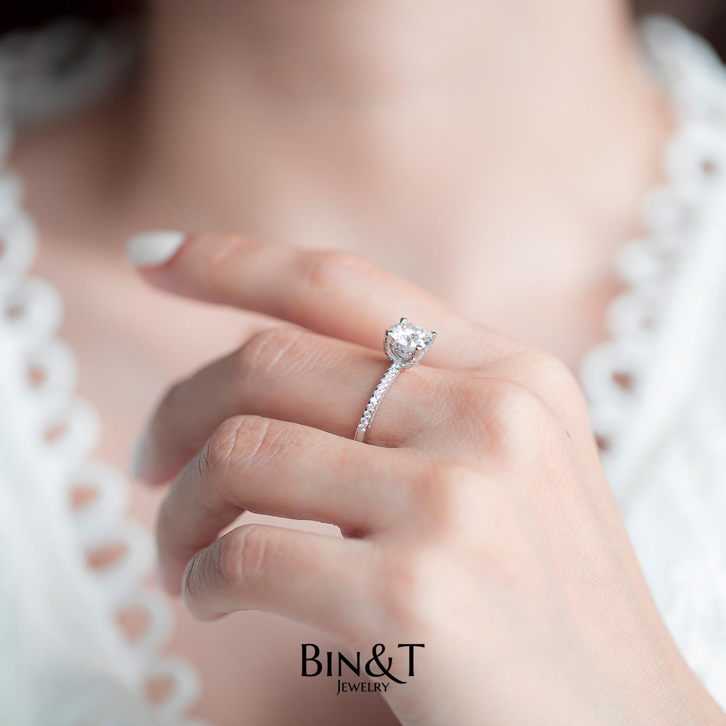 4-PRONG ROUND QUEEN RING