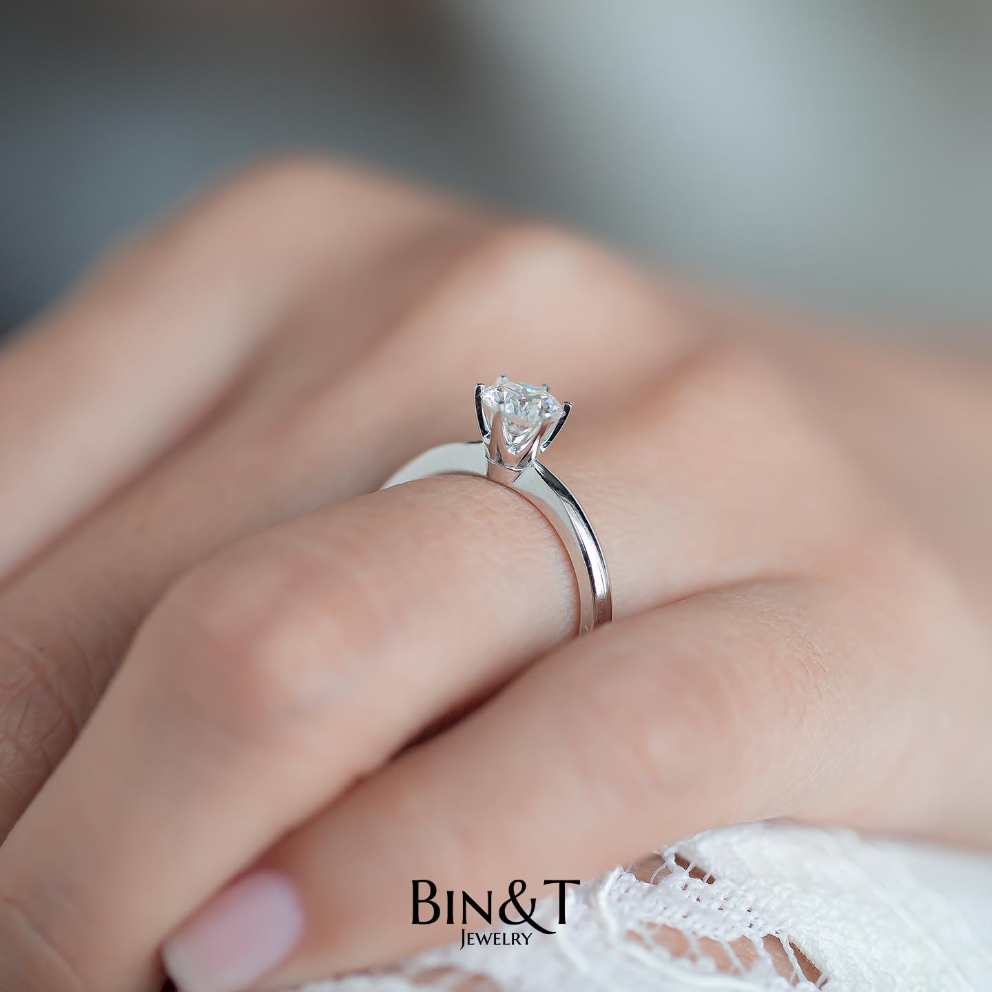 SIX-PRONG CLASSIC RING