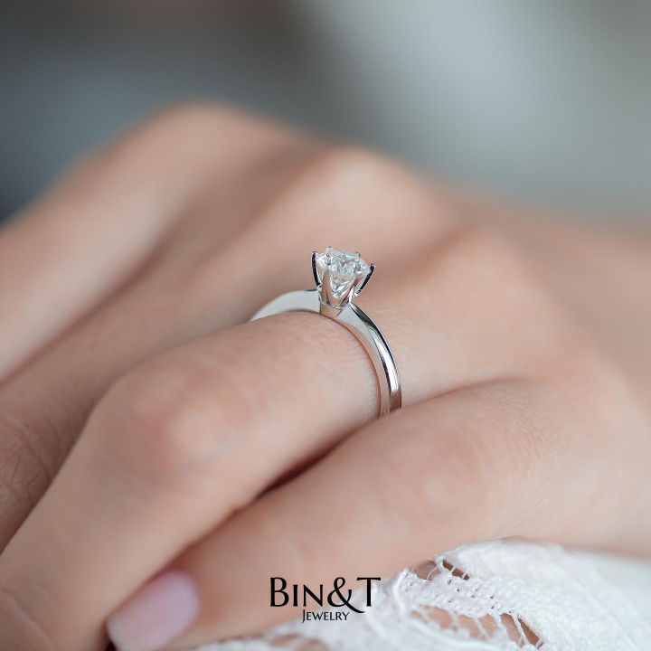 SIX-PRONG CLASSIC RING 