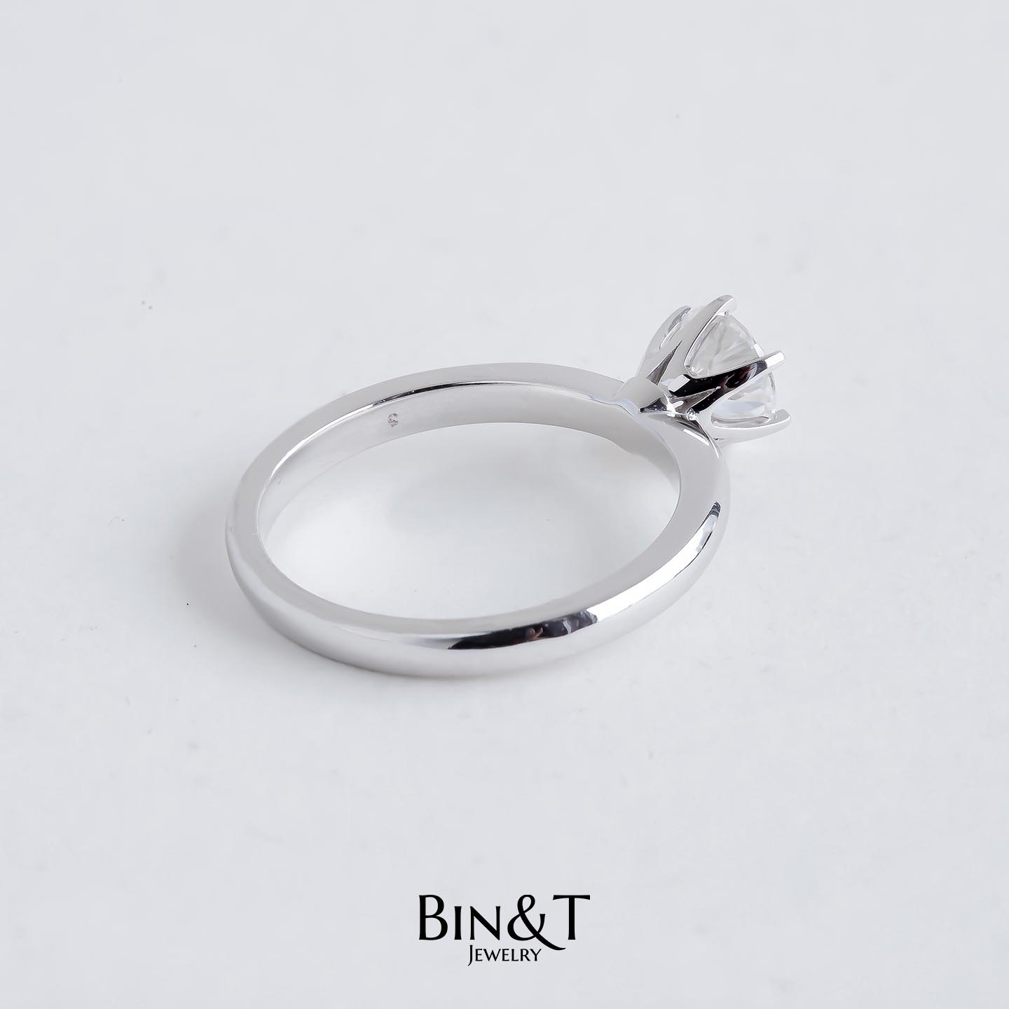 SIX-PRONG CLASSIC RING