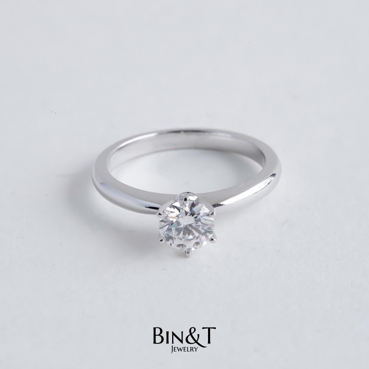 SIX-PRONG CLASSIC RING 