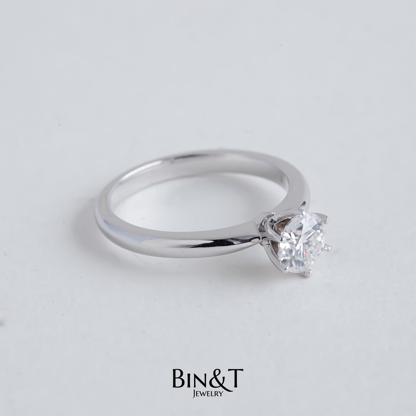 SIX-PRONG CLASSIC RING