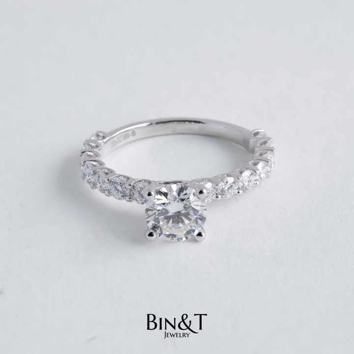 U-PRONG ROUND PAVE RING