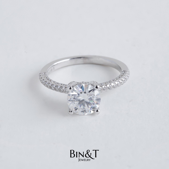 4-PRONG ROUND QUEEN RING