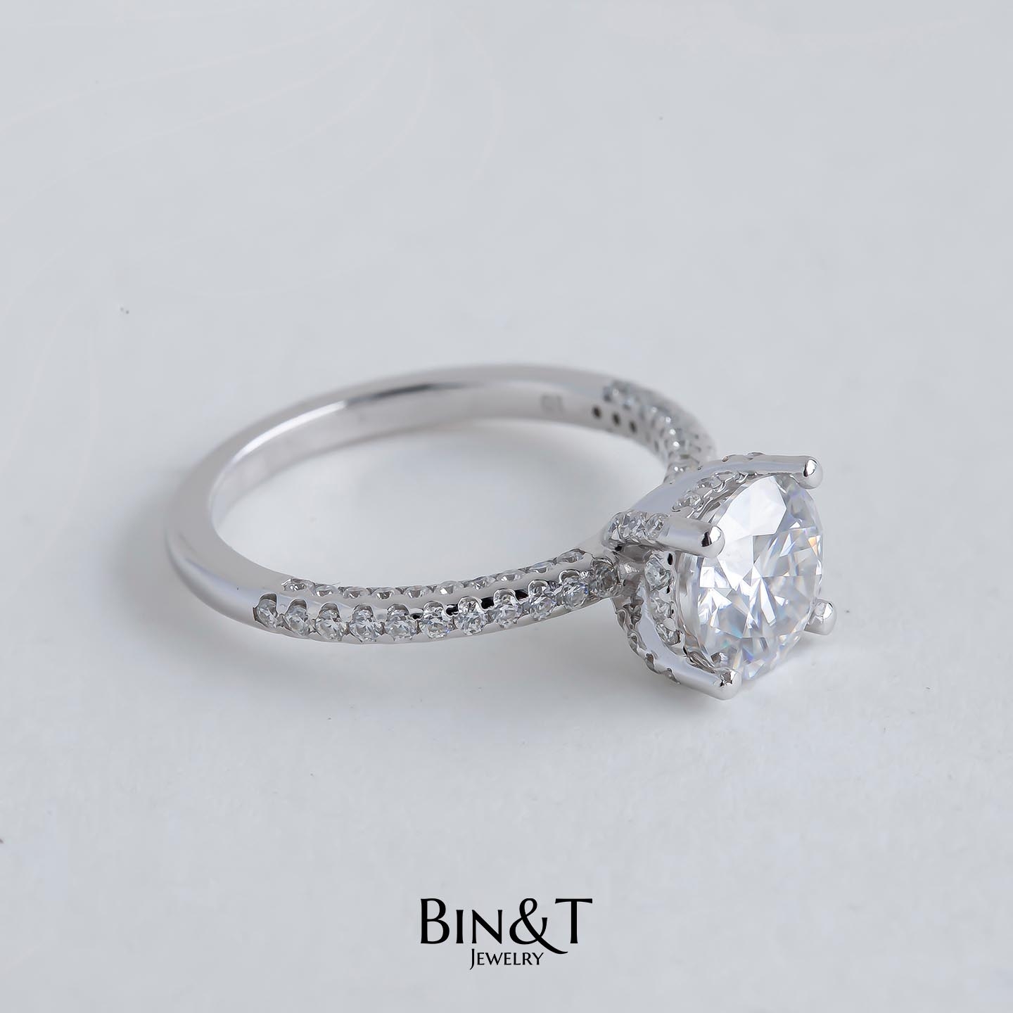 4-PRONG ROUND QUEEN RING