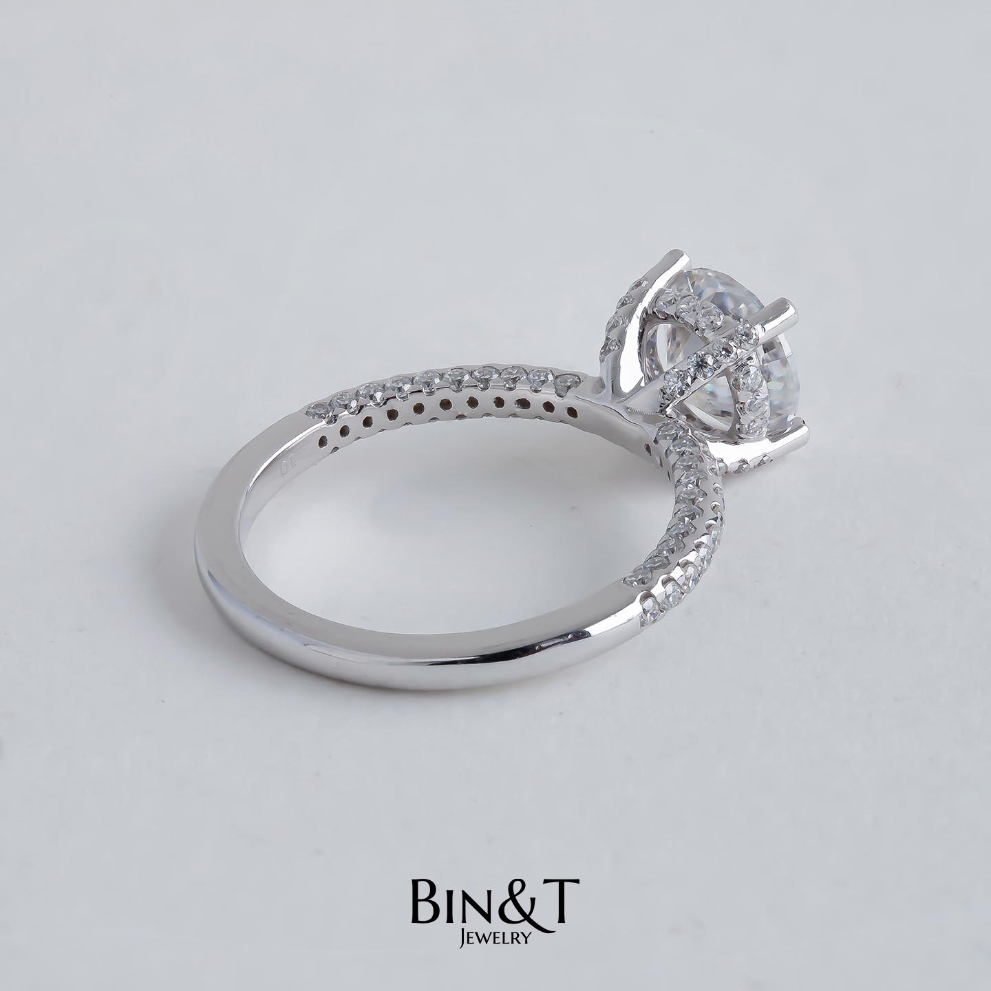 4-PRONG ROUND QUEEN RING